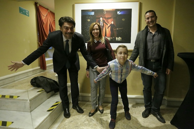 El alcalde de Alicante, Luis Barcala, en la exposición abierta en el Teatro Principal.