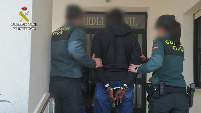 El detenido es conducido por agentes de la Guardia Civil.