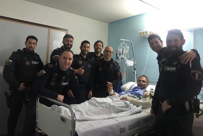 Los agentes del GOIR junto al hombre herido al que salvaron la vida.