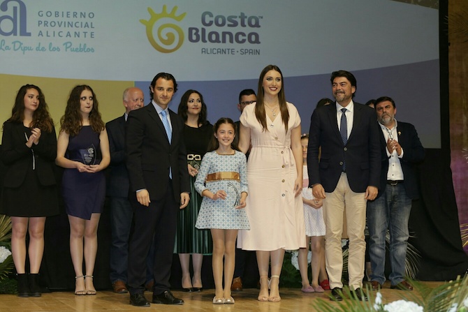Eduardo Dolón y Luis Barcala, con las Belleas Adulta e Infantil de Les Fogueres.