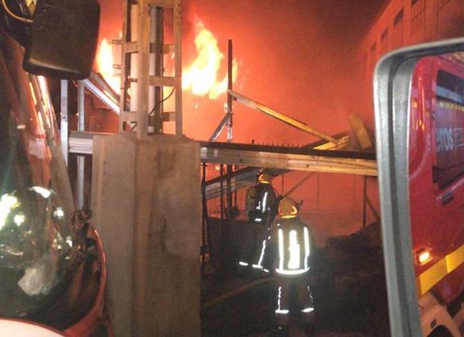 Bomberos del Consorcio extinguen las llamas de la nave en Redov&aacute;n.