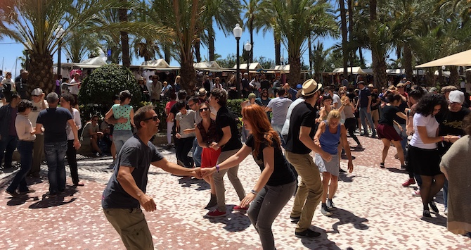 Actividad de baile en la Explanada de Alicante. / ALICANTE PRESS