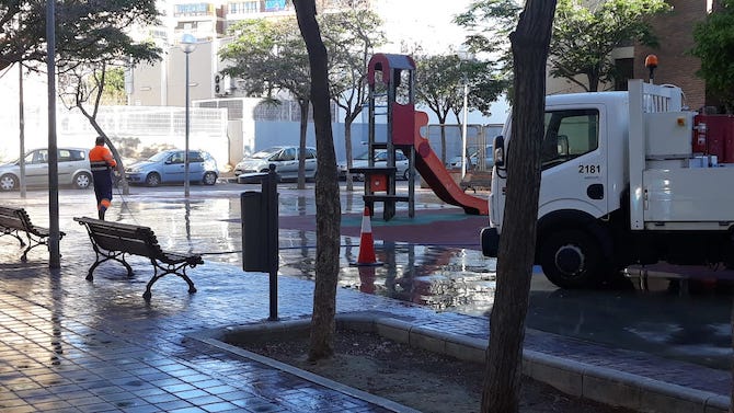 Limpieza en la calle General Espartero de Alicante.