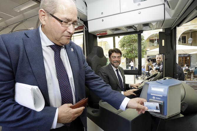 José Ramón González y Luis Barcala, en un aurobús urbano de Alicante.