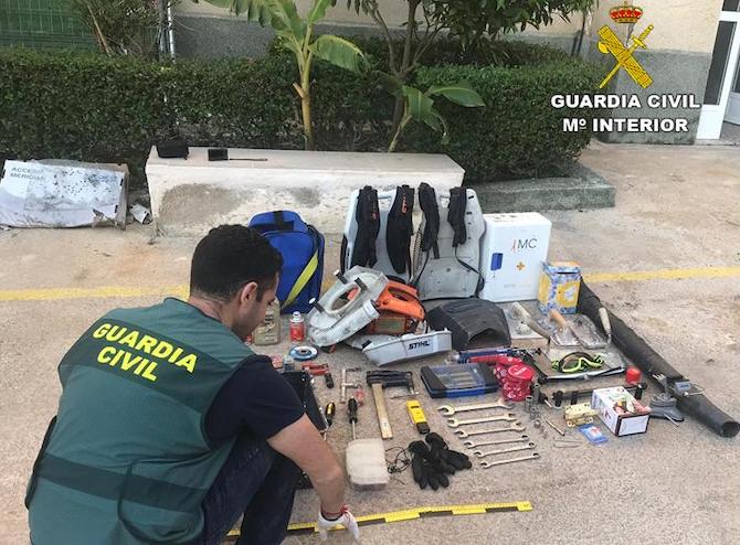 Objetos decomisados por la Guardia Civil.