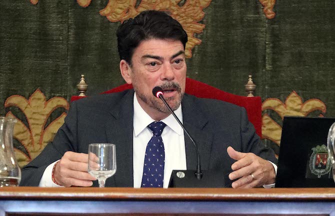 El alcalde de Alicante, Luis Barcala, durante un pleno en el Ayuntamiento.