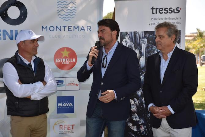 Luis Barcala en la entrega del lote de alimentos en Montemar.