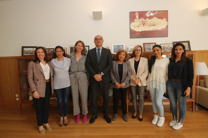 Integrantes del acto de firma del acuerdo entre la UA y Arakerando.