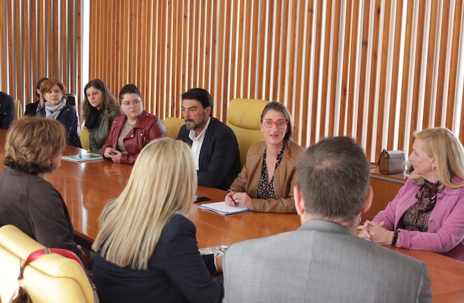 Luis Barcala y M. Carmen de España, con los representantes de los centros de educación infantil.