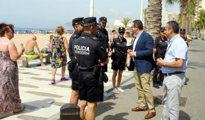Agentes de la Policía Local de Benidorm en el servicio de Playas.