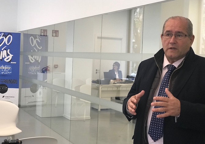 El concejal de Transportes de Alicante, José Ramón González, en las oficinas del Bono 30 días.