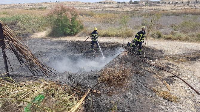 Los bomberos extinguen las llamas en las inmediaciones de las lagunas de Rabasa.