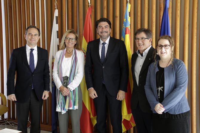 El alcalde de Alicante, con los representantes de las entidades.