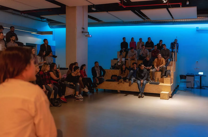 Una de las salas de ULab en su sede de Alicante.