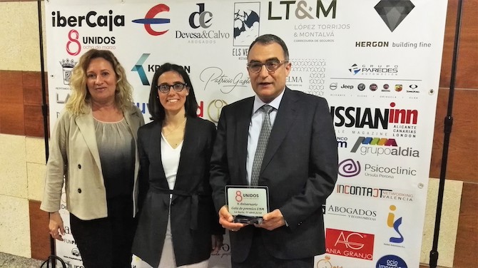 El director de Gasterra y catedrático de la UA Josep Bernabeu Mestre, con el premio.