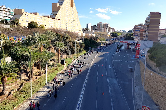 Romería a la Santa Faz a su paso por la avenida de Dénia de Alicante.