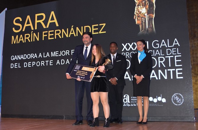 Luis Barcala entrega el premio a la gimnasta Sara Marín.