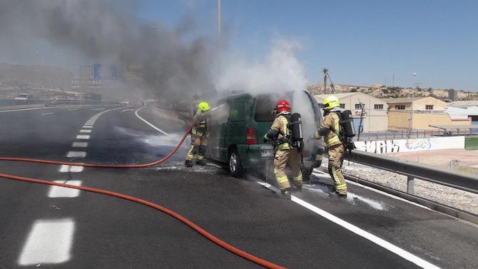 Los bomberos extinguen las llamas de la furgoneta en la A-7 de Alicante.