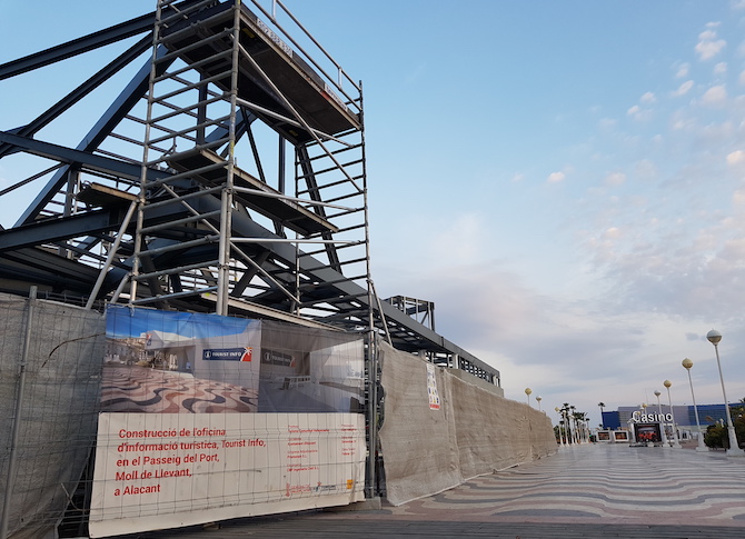 Obras de construcci&oacute;n de la oficina de turismo en el puerto de Alicante.