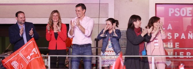 Pedro Sánchez celebra el triunfo del PSOE en la sede de su partido.