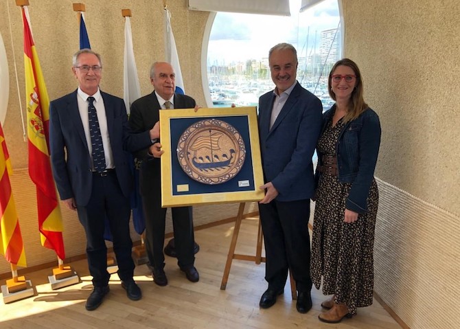 Antonio Pérez Planelles, recibe el premio en presencia de la concejal Mari Carmen de España.