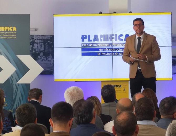 El diputado Javier Gutiérrez, durante la presentación en Xixona de Planifica.