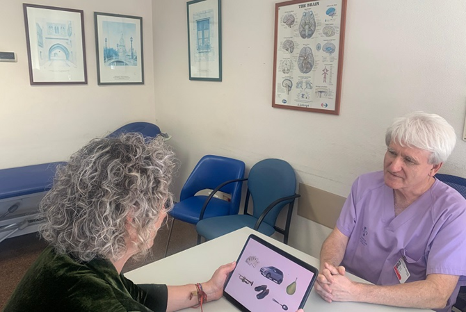 El neur&oacute;logo y Co-IP &Aacute;ngel Perez durante una sesi&oacute;n de grabaci&oacute;n de voz con una paciente