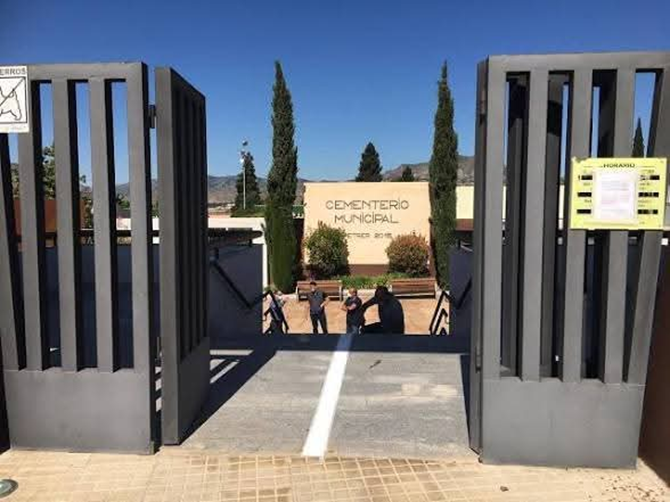 La Policía Local auxilia a dos personas atrapadas en el cementerio