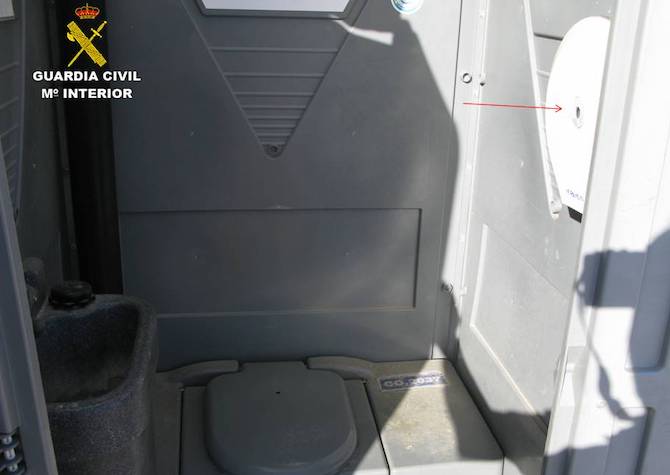 Interior del aseo port&aacute;til con el lugar en el que estaba la c&aacute;mara.