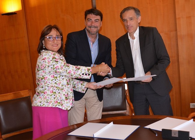 Luis Barcala, junto a Mari Angeles Goitia y Francisco Bartual.