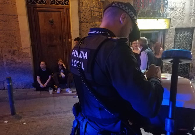 Un agente de la Policía Local de Alicante, en una intervención el fin de semana.