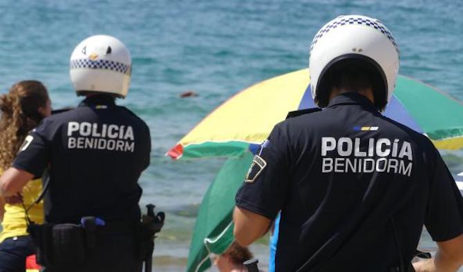 Agentes de la Policía de Benidorm, en una de las playas.