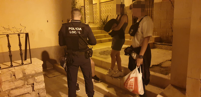 Un agente de la Policía Local de Alicante durante una intervención, ayer.