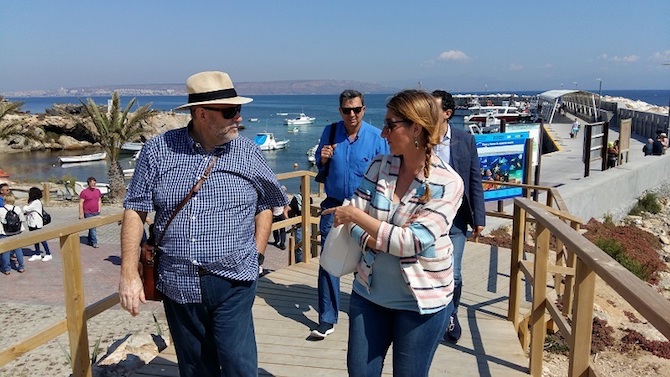 La concejal Mari Carmen de España en una visita de trabajo a la isla de Tabarca.