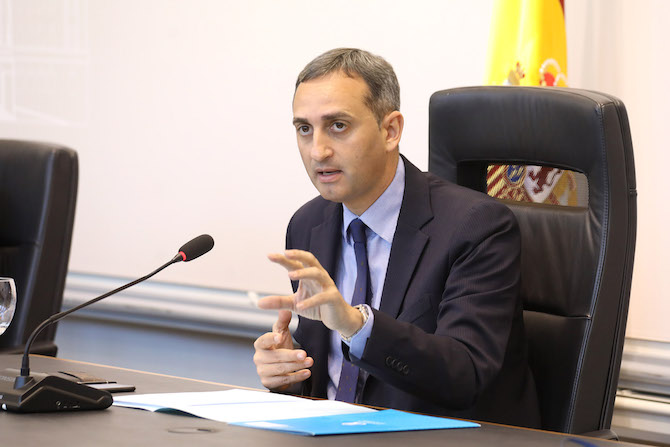 César Sánchez, en un pleno de la Diputación de Alicante.