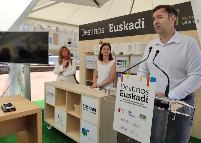 El concejal de Turismo de Zarautz, Ixidor Larrañaga, durante la presentación en Alicante.