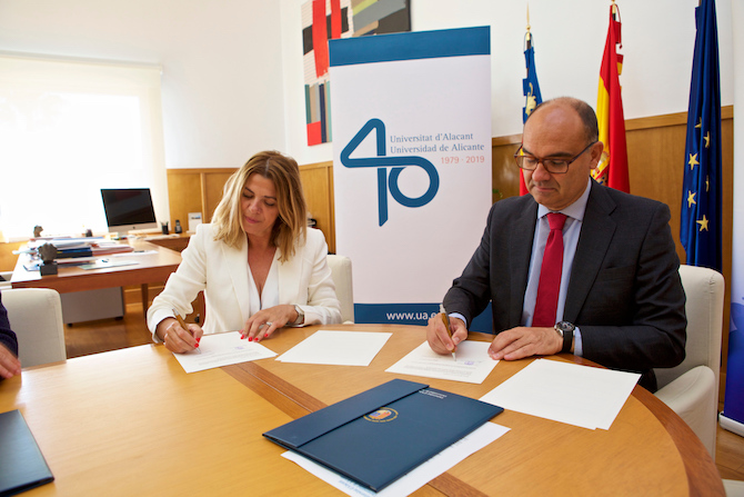 Esperanza Navarro y Manuel Palomar, en la firma del acuerdo.