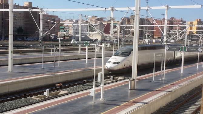 Tren AVE en la estación de Alicante.
