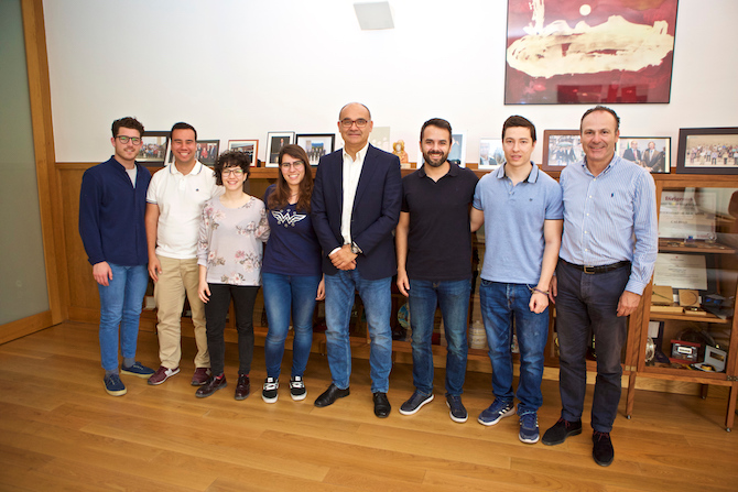 Manuel Palomar, con los estudiantes del Vodafone Campus Lab.