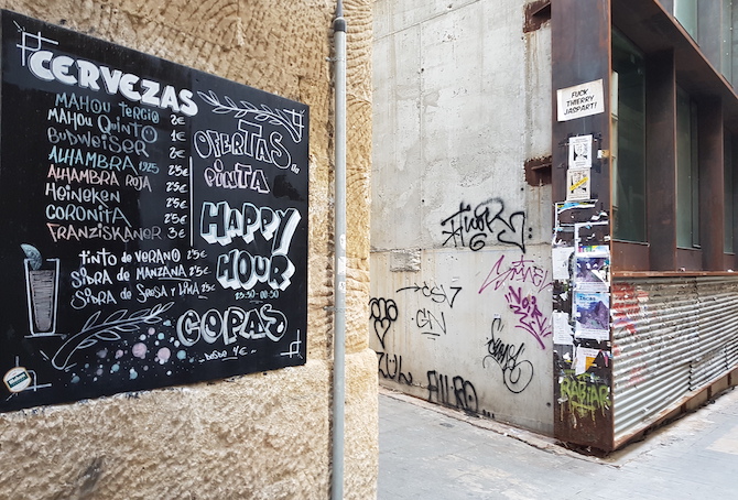 Una pizarra de precios en el casco antiguo de Alicante.