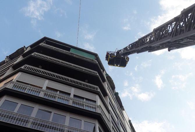 Intervenci&oacute;n de los bomberos de Alicante en el edificio de la calle Pintor Cabrera.