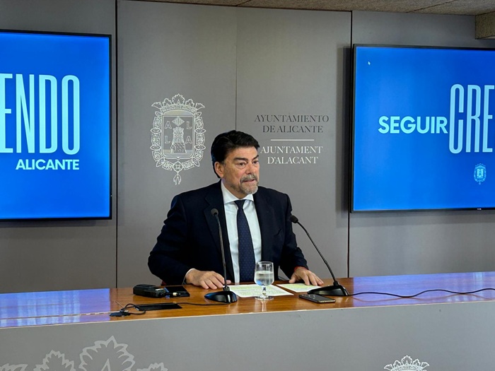 El alcalde de Alicante, Luis Barcala, hace balance de los dos primeros años de mandato