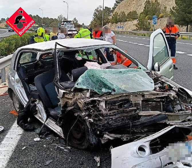 Tres heridos tras chocar de frente con un vehículo en sentido contrario