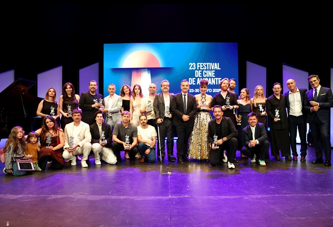 Que vienen los perros triunfa en Alicante con la Tesela de Oro y tres premios más