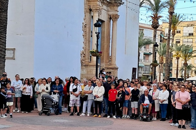 Dolores guarda luto tras encontrar tres cuerpos sin vida en el cuartel de la Guardia Civil