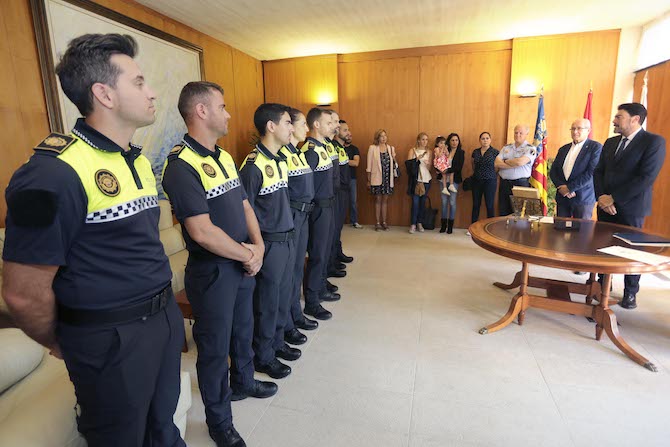 Los nuevos policías locales de Alicante, en la toma de posesión en el Ayuntamiento.