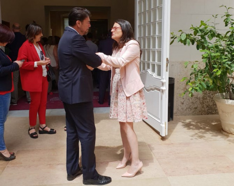 Luis Barcala, junto a Mónica Oltra en Les Corts.