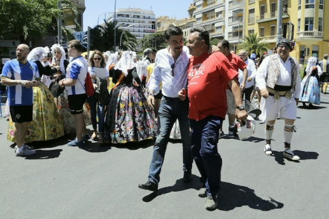 El alcalde de Alicante en funciones, Luis Barcala, junto a Pedro Luis Sirvent.