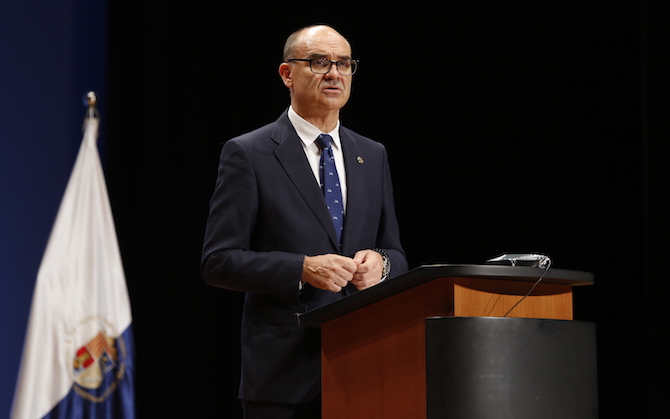 El rector de la UA, Manuel Palomar, durante el acto de clausura del curso.