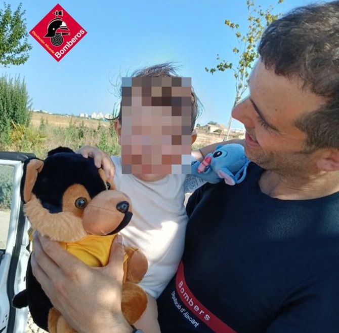 Los bomberos de Torrevieja rescatan a un bebé atrapado en un coche
